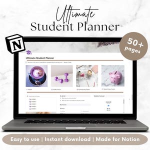 Op de afbeelding: Een laptopscherm dat een Notion-pagina weergeeft met de titel "Ultimate Student Planner" met secties voor "Gezondheid & Fitness", "Mijn productiviteits planner" en "Budget-financiële tracker". De pagina bevat een paarse latte, dumbbells, een spaarpot en een weersvoorspelling. De laptop staat op een wit marmeren oppervlak met de tekst "Gemakkelijk te gebruiken | Direct downloaden | Gemaakt voor Notion" eronder.