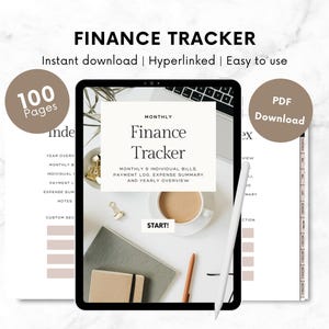Op de afbeelding: Een digitale tablet met een sjabloon voor een financiële tracker met de tekst "Maandelijkse financiële tracker" en "Maandelijkse en individuele rekeningen, betalingslogboek, uitgavenoverzicht en jaaroverzicht". De tablet ligt op een wit oppervlak met een kopje koffie, een pen en een notitieboek.