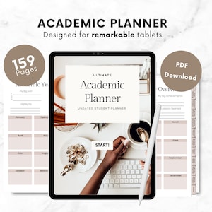 Op de afbeelding: Een digitale tablet met een afdrukbaar academisch planner met 159 pagina's. De planner is ontworpen voor gebruik met een "remarkable" tablet. De tablet staat op een bureau met een kopje koffie, een toetsenbord en een stylus.