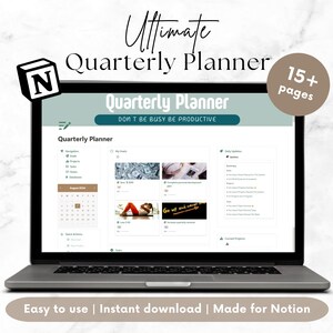 Op de afbeelding: Een laptopcomputer die een Notion-werkruimte weergeeft met een sjabloon voor een kwartaalplanner. De sjabloon bevat een kalender, secties voor doelen en een takenlijst. De tekst op het scherm luidt "Ultimate Quarterly Planner" en "Wees niet druk, wees productief".