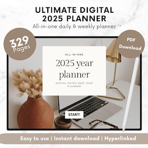 Op de afbeelding: Een digitale 2025 planner met de tekst "ULTIMATE DIGITAL 2025 PLANNER" en "All-in-one daily & weekly planner." De afbeelding bevat een laptop, een vaas met gedroogde bloemen en een gouden bureaulamp. De planner heeft 329 pagina's en is beschikbaar als PDF-download.