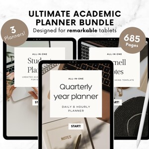 Op de afbeelding: Een Ultimate Academic Planner Bundle voor opmerkelijke tablets. De afbeelding toont drie planners met 685 pagina's. De planners bevatten een studentenplanner, Cornell-aantekeningen en een kwartaalplanner. Een stylus is ook zichtbaar.