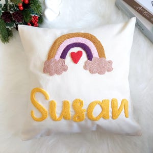 Personalisiertes Namenskissen, Kinderzimmerkissen, benutzerdefiniertes Namenskissen, gesticktes Punch Needle Kissen, Babyzimmerdekor, dekoratives Baby Namenskissen
