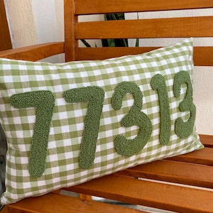 Personalisiertes Kissen mit Postleitzahl im Punch-Needle-Stil, Dekoration mit Hausnummer im Vichy-Karo-Muster