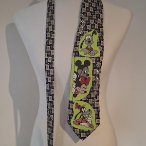 Studentenstropdas met patches van stripfiguren
