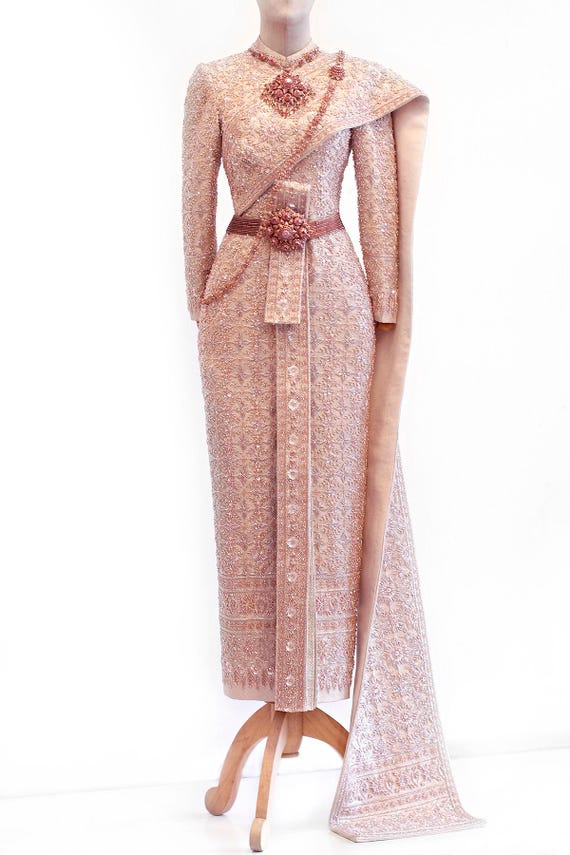 thai designer wedding dress Luxury Sivalia Bridal |Asian Attire| Handcrafted Brocade Silk | Royal-Inspired Embroidery This Luxury Thai Sivalia Size:Sur mesure 260×149cm Wedding outfit Polish Beach Wedding Guest Dresses