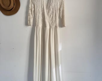 Vestido de noiva vintage marfim com renda e mangas 3/4.