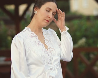 Women&#39;s vintage lace robe with belt, long sleeves. Long white elegant satin robe. Unique 19th century women&#39;s white evening cape