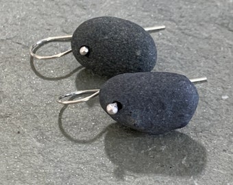 Pendientes de basalto beach stone