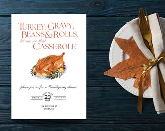 Puede incluir: Una tarjeta de invitación blanca con una ilustración de acuarela de un pavo asado. El texto dice "TURKEY, GRAVY, BEANS & ROLLS, let me see that CASSEROLE" y "please join us for a Friendsgiving dinner". La fecha es el sábado 23 de noviembre de 2024 a las 6:00 PM. La dirección es 114 Eventide St, Greer, SC.