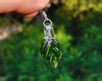 Brincos de folha nova de vidro, brincos de gota de folha verde de prata esterlina, brincos pendurados de arte de vidro feitos à mão exclusivos, joias de primavera de plantas naturais