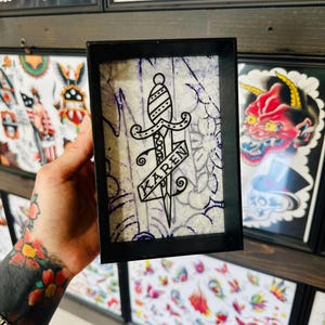 Oprawiony Karen Tattoo Dagger Wall Art Dekoracja biurka 4x6
