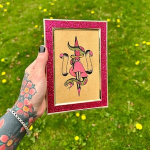 Handbemalter Glitzergerahmter traditioneller Traditioneller Sailor Frank 15x20 - Schlange, Dolch, Herz und Banner in einem selbst stehenden Rahmen