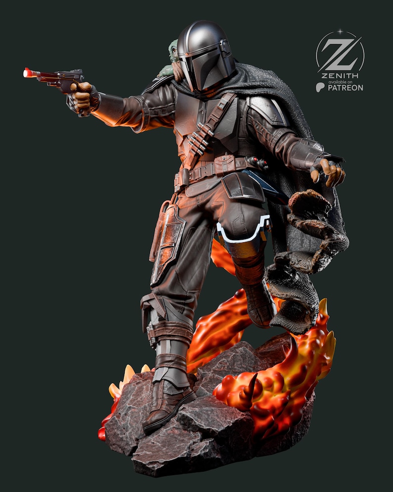 Puede incluir: Estatua detallada de un guerrero mandaloriano con armadura oscura, sosteniendo una pistola bl&aacute;ster con una luz roja. La figura se alza sobre una base rocosa con acentos de color naranja y amarillo fuego. Una peque&ntilde;a criatura verde est&aacute; sobre el hombro del guerrero.