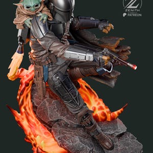 Puede incluir: Figura detallada de The Mandalorian con Grogu. El Mandaloriano est&aacute; en una pose din&aacute;mica, sosteniendo un bl&aacute;ster, con Grogu en su hombro. La base presenta acentos de color naranja y rojo fuego, con el logotipo de Zenith Patreon en la parte superior derecha.