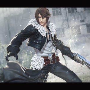 Könnte beinhalten: Detaillierte Figur eines Final Fantasy-Charakters, der eine schwarze Jacke mit weißem Pelzbesatz, schwarze Handschuhe und eine dunkle Hose trägt. Die Figur hält eine große silberne und blaue Waffe. Verschwommener, urbaner Hintergrund.