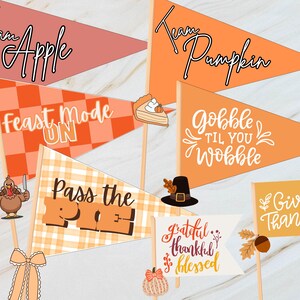 Puede incluir: Una colección de banderines y elementos decorativos con temática de Acción de Gracias. Las banderas presentan frases como "Team Apple", "Feast Mode ON" y "Gobble Til You Wobble". Elementos adicionales incluyen un pavo, una manzana, una calabaza y una porción de pastel.