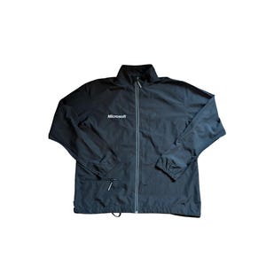 Könnte beinhalten: Schwarze Jacke mit Reißverschluss und weißem Microsoft-Logo auf der Brust. Die Jacke hat einen hohen Kragen, lange Ärmel und zwei Vordertaschen. Der Reißverschluss verläuft mittig.