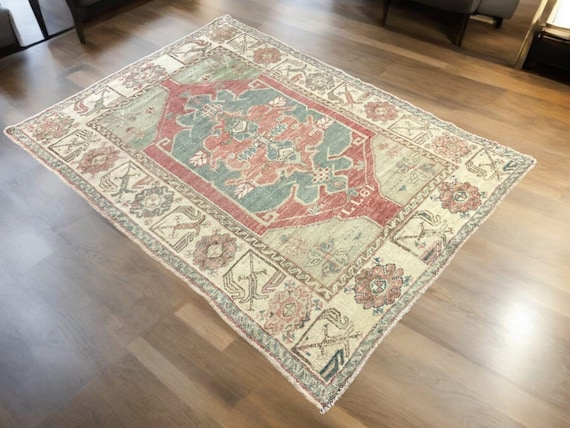 4x6 ウシャックラグ：ヴィンテージトルコハンドメイド赤白ラグ - Etsy 日本