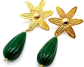 Vintage designer landingsbaan goudkleurige bloem groene Lucite hangclip oorbellen