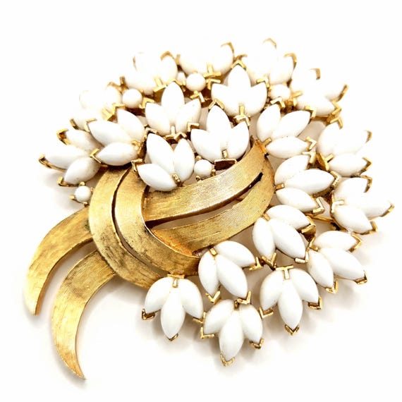 Vintage Trifari Crown White Milk Glass Flowers Gold Tone  display picture 2