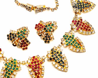 Vintage HOBE groen blauw rode strass-steentjes goudkleurige prachtige designer catwalk ketting en oorbellen set