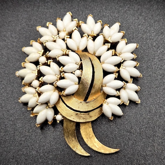 Vintage Trifari Crown White Milk Glass Flowers Gold Tone  display picture 2