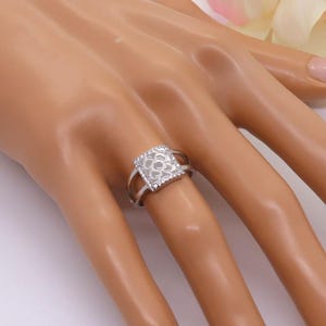 Anello in argento 925 ml con piastrelle Bilbao e zirconi bianchi (disponibili 6 misure)