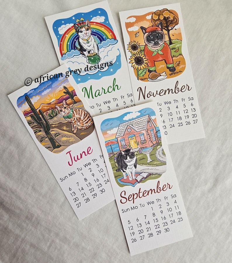 K&ouml;nnte beinhalten: Eine Sammlung von Kalendern mit Katzenmotiven f&uuml;r die Monate M&auml;rz, Juni, September und November. Jeder Kalender zeigt eine einzigartige Katzenillustration mit saisonalen Themen. Die Kalender sind auf wei&szlig;em Papier gedruckt.