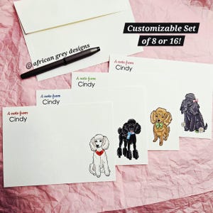 Könnte beinhalten: Ein anpassbares Briefpapier-Set mit weißen Notizkarten mit Pudel-Illustrationen. Jede Karte trägt den Text "A note from Cindy". Das Set enthält einen Stift und Umschläge. Der Text "Customizable Set of 8 or 16!" ist ebenfalls sichtbar.
