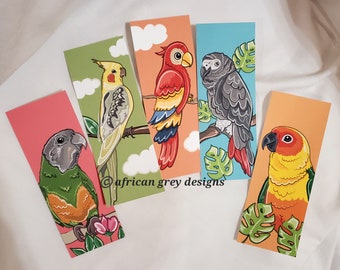 Puede incluir: Conjunto de cinco marcapáginas con ilustraciones coloridas de pájaros. Los marcapáginas están impresos en cartulina y presentan una variedad de especies de aves, incluyendo un loro, una cacatúa, un periquito y una guacamaya. Los marcapáginas son perfectos para los amantes de los libros y los entusiastas de las aves.