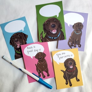 Könnte beinhalten: Vier Grußkarten mit Illustrationen von Schokoladenlabradoren mit Sprechblasen. Die Karten haben verschiedene Hintergrundfarben und Botschaften, darunter "Have a great day" und "You are paw-some".