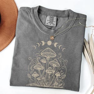 Comfort Colors® Mystical Mushroom Shirt,Forestcore Apparel, Moon Phases Outfit, Moon Child Apparel, Celestial Tshirt, Spiritual Shirt, M2239 Bild 2