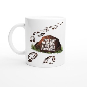 Nimm nur Erinnerungen, hinterlasse nur Fußabdrücke Becher - Naturliebhaber Geschenk, Wanderbecher, Outdoor-Abenteuer, Campingbecher, Reisebecher, Inspirational