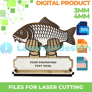 Puede incluir: Un diseño de pez de madera cortado con láser, sostenido por manos, con espacio para grabar. El diseño incluye el texto "YOUR ENGRAVING TEXT HERE" y las palabras "DIGITAL PRODUCT" y "FILES FOR LASER CUTTING".