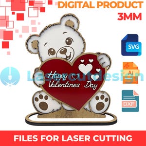 Può includere: Un orso di legno che tiene un cuore rosso con la scritta "Happy Valentines Day". L'orso è bianco con dettagli marroni e il cuore ha dettagli a forma di cuore bianchi. L'immagine include anche icone di tipo di file e il testo "Digital Product 3MM".
