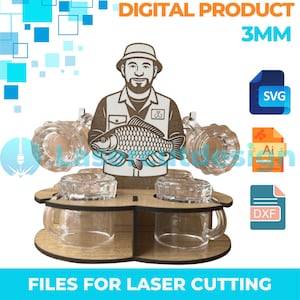 Könnte beinhalten: Ein Bierhalter aus Holz mit vier Glaskrügen, mit einem lasergeschnittenen Design eines Fischers, der einen Fisch hält. Der Text "DIGITAL PRODUCT 3MM" und "FILES FOR LASER CUTTING" sind sichtbar. Enthält SVG-, AI- und DXF-Dateiformate.