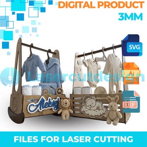 Op de afbeelding: Digitale productbestanden voor lasersnijden. De afbeelding toont twee houten babykledingrekken met babykleding, speelgoed en de naam "Aleksey". De rekken zijn bruin met witte en blauwe accenten. De tekst "DIGITAL PRODUCT 3MM" en "FILES FOR LASER CUTTING" zijn ook zichtbaar.