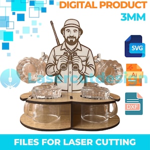 Puede incluir: Un diseño de corte láser de madera que presenta a un cazador con binoculares y un rifle. El diseño incluye cuatro tazas de vidrio con tapas, dispuestas sobre un soporte de madera. El texto dice "DIGITAL PRODUCT 3MM" y "FILES FOR LASER CUTTING".