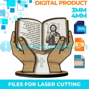 Könnte beinhalten: Ein hölzernes, lasergeschnittenes Buchdesign mit dem Text "DIGITAL PRODUCT" und "FILES FOR LASER CUTTING". Das Buch wird von hölzernen Händen gehalten, mit einem Kreuz an der Basis. Die Seiten des Buches zeigen Text und eine Illustration von Jesus.
