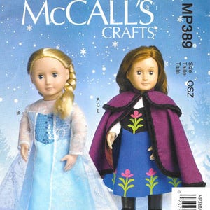 Peut inclure: Un patron de couture McCall's Crafts avec deux poup&eacute;es costum&eacute;es. L'une porte une robe bleu clair avec une cape, l'autre une robe bleue avec une cape violette. Le num&eacute;ro du patron est MP389.