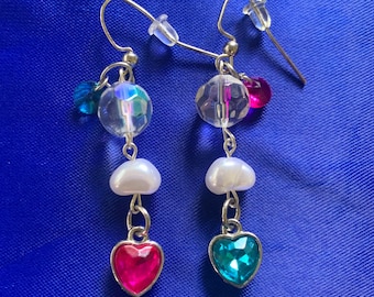 Pendientes de corazón de cristal rosa y turquesa a juego con una estética impecable.