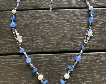 Collar estético azul con cuentas en forma de lágrima