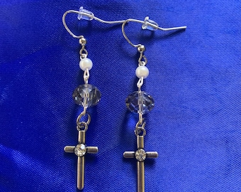 Pendientes de cruz con estética grunge.
