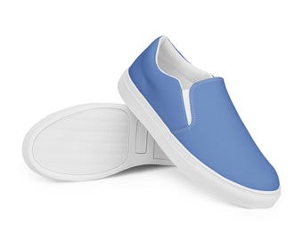 Zapatillas de lona azul marino sin cordones: zapatillas náuticas informales para días en barco y vida costera.