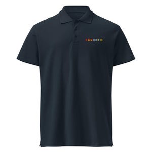 Op de afbeelding: Een donkerblauw poloshirt met een klein geborduurd ontwerp op de borst. Het ontwerp bestaat uit kleurrijke nautische vlaggen die het woord "XOXO" spellen.