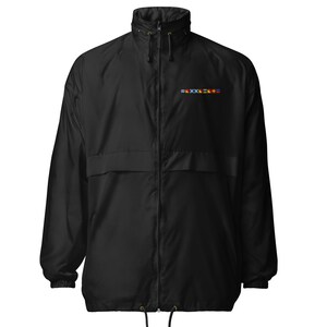 Könnte beinhalten: Eine schwarze Windbreaker-Jacke mit Reißverschluss und einer Reihe kleiner, bunter Flaggen, die auf die Brust gestickt sind.