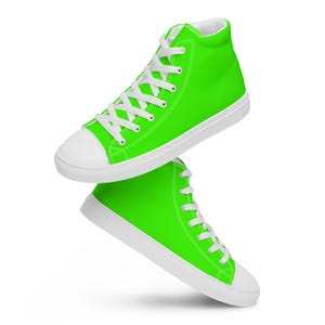 Può includere: Due sneakers alte di colore verde neon vibrante. Le scarpe hanno lacci bianchi, suole bianche e puntali bianchi. Le sneakers sono mostrate su uno sfondo bianco.