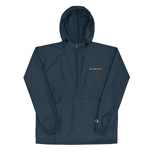 Könnte beinhalten: Ein marineblauer Kapuzenwindbreaker mit einem halben Reißverschluss und einem kleinen gestickten Logo am linken Ärmel. Der Text "ELXXXL" ist in Regenbogenfarben auf der Vorderseite der Jacke gestickt.