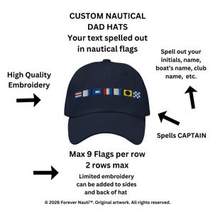 Puede incluir: Gorra azul marino con banderas náuticas personalizadas que deletrean texto. La gorra presenta bordados de alta calidad y puede deletrear iniciales, nombres o nombres de barcos. Máx. 9 banderas por fila, 2 filas máx.